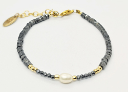 BRACCIALE COLLEZIONE EMATITE FULL STONE, CUBI 3 MM,  CON PERLA DI FIUMEA CHICCO DI RISO, PIETRA EMATITE E PERLINE GIAPPONESI MGB 12/0, CATENELLA IN OTTONE GOLD PLATED TARGHETTA HAND MADE