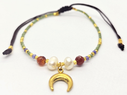 BRACCIALI LINEA SAMARKANDA CON PERLINE GIAPPONESI MGB 15/0, PIETRA CORNIOLA, PERLINE E PENDENTE MEZZALUNA IN OTTONE GOLD PLATED, CHIUSURA MACRAME REGOLABILE