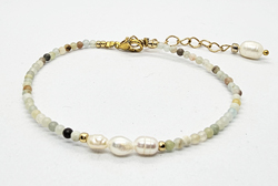 BRACCIALE CON PIETRE 3/4 MM E PERLE DI FIUME A CHICCO DI RISO, PERLINE GIAPPONESI GOLD PLATED, CHIUSURA A CATENELLA REGOLABILE