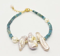 BRACCIALE CON PIETRE DURE E PERLE DI FIUME BAROK, PERLINE GIAPPONESI GOLD PLATED, CHIUSURA A CATENELLA REGOLABILE - STONE CUBIK SHAPE