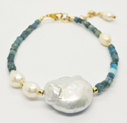 BRACCIALE CON PIETRE DURE E PERLE DI FIUME BAROK, PERLINE GIAPPONESI GOLD PLATED, CHIUSURA A CATENELLA REGOLABILE - STONE CUBIK SHAPE