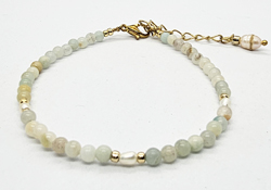 BRACCIALE CON PIETRE AMAZZONITE 2 MM, CON PERLE DI FIUME A CHICCO DI RISO E PERLINE GIAPPONESI GOLD PLATED, CHIUSURA A CATENELLA REGOLABILE - STONE CUBIK SHAPE