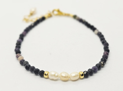 BRACCIALE CON PIETRE SFACCETTATE 2/3/4 MM E PERLE DI FIUME A CHICCO DI RISO, PERLINE GIAPPONESI GOLD PLATED, CHIUSURA A CATENELLA REGOLABILE