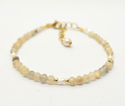 BRACCIALE CON PIETRE SFACCETTATE 2/3/4 MM E PERLE DI FIUME A CHICCO DI RISO, PERLINE GIAPPONESI GOLD PLATED, CHIUSURA A CATENELLA REGOLABILE