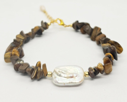 BRACCIALE CON PIETRE DURE E PERLE DI FIUME BAROK, CHIUSURA A CATENELLA CON CIONDOLI DI PERLE DI FIUME