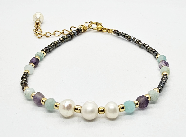 BRACCIALE LINEA SAMARKANDA CON PERLINE GIAPPONESI GOLD PLATED 12/0, PIETRE DURE AMETISTA E AMAZZONITE, PERLE DI FIUME, CHIUSURA REGOLABILE - Image 4