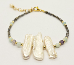 BRACCIALI LINEA SAMARKANDA CON PERLINE GIAPPONESI GOLD PLATED 12/0, PIETRE DURE AMAZZONITE ED AMETISTA, PERLE DI FIUME BIMA BAROK, CHIUSURA A MOSCHETTONE CON CATENELLA REGOLABILE