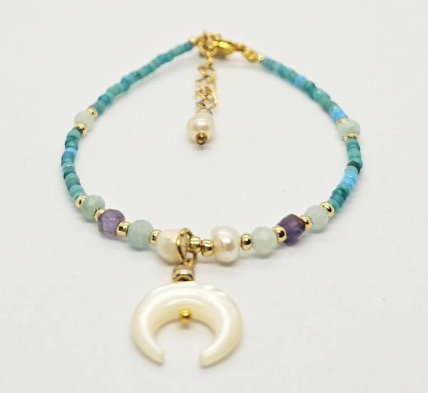 BRACCIALI LINEA SAMARKANDA CON PERLINE GIAPPONESI 12/0 GOLD PLATED, PIETRE DURE AMAZZONITE E AMETISTA, PERLE DI FIUME E MEZZALUNA IN MADREPERLA, CHIUSURA A CATENELLA REGOLABILE - Image 2