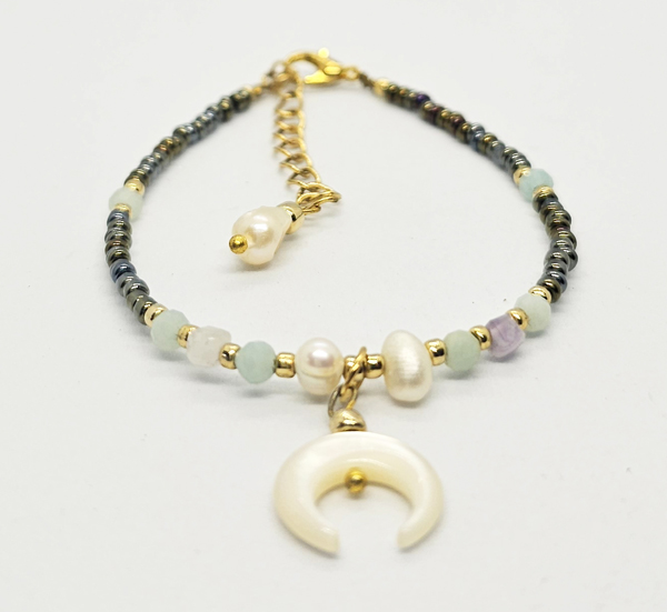 BRACCIALI LINEA SAMARKANDA CON PERLINE GIAPPONESI 12/0 GOLD PLATED, PIETRE DURE AMAZZONITE E AMETISTA, PERLE DI FIUME E MEZZALUNA IN MADREPERLA, CHIUSURA A CATENELLA REGOLABILE - Image 3