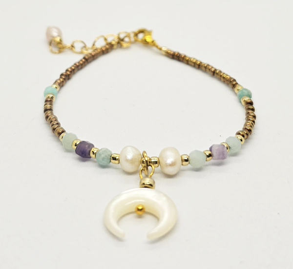 BRACCIALI LINEA SAMARKANDA CON PERLINE GIAPPONESI 12/0 GOLD PLATED, PIETRE DURE AMAZZONITE E AMETISTA, PERLE DI FIUME E MEZZALUNA IN MADREPERLA, CHIUSURA A CATENELLA REGOLABILE - Image 4