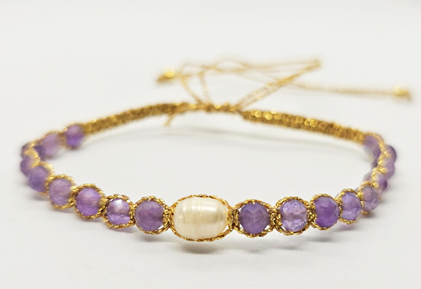 BRACCIALE MACRAME' TAMASHI STYLE CON PIETRE DURE SFACCETTATE AMETISTA 4 MM E PERLA DI FIUME A CHICCO DI RISO MM 6X4 SU CORDINO DORATO GIAPPONESE METALLICO, CHIUSURA REGOLABILE - Image 2