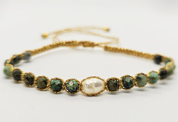 BRACCIALE MACRAME' TAMASHI STYLE CON PIETRE DURE SFACCETTATE AMETISTA 4 MM E PERLA DI FIUME A CHICCO DI RISO MM 6X4 SU CORDINO DORATO GIAPPONESE METALLICO, CHIUSURA REGOLABILE