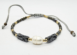 BRACCIALE CON PERLINE GIAPPONESI COLLEZIONE EMATITE CON PERLE DI FIUME, PIETRA EMATITE E PERLINE GOLD PLATED, CHIUSURA MACRAME' REGOLABILE