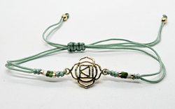 BRACCIALE STRING TEMALI CON PERLINE MIUKI E CIONDOLO GOLD PLATED MANDALA TRIANGOLO QUADRATO CERCHIO LOTUS