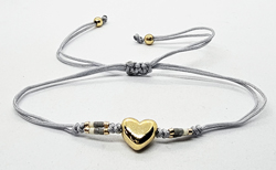 BRACCIALE STRING TEMALI CON PERLINE MIUKI E CIONDOLO GOLD PLATED A FORMA DI CUORE