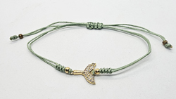 BRACCIALE TEMALI CON CORDINO COLORATO E MEDAGLIA IN METALLO GOLD PLATED CON ZIRCONI E MADREPERLA A FORMA DI CODA DI DELFINO