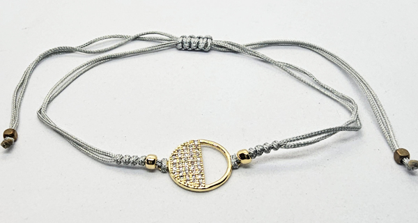 BRACCIALE TEMALI CON CORDINO COLORATO E MEDAGLIA IN METALLO GOLD PLATED CON ZIRCONI A FORMA DI CERCHIO MEZZO PIENO E MEZZO VUOTO - Image 4