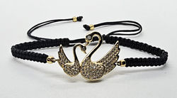 BRACCIALE FULL MACRAME' CON MEDAGLIA A FORMA DI CIGNO IN METALLO GOLD PLATED CON ZIRCONI