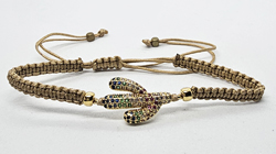 BRACCIALE FULL MACRAME' CON MEDAGLIA CACTUS IN METALLO GOLD PLATED CON ZIRCONI, CHIUSURA REGOLABILE MADREPERLA