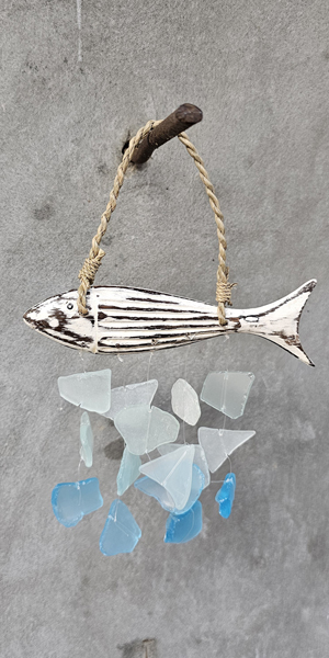 WIND CHIMES DA APPENDERE REALIZZATO IN LEGNO DIPINTO A MANO E VETRO RECICLATO CM 30 CIRCA CON PESCIOLINO - Image 9