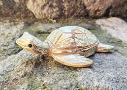 TARTARUGA IN LEGNO BLALU INTARSIATA E DIPINTA A MANO CON COLORI ASTRATTI CM 18X13