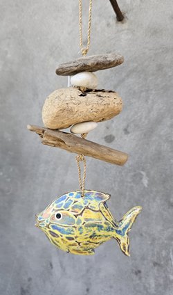 DECORAZIONE DA APPENDERE CM 25/28 CON SASSI, DRIFTWOOD E PESCE INTARSIATO DIPINTO A MANO CON MOTIVO ASTRATTO