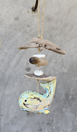DECORAZIONE DA APPENDERE CM 25/28 CON SASSI, DRIFTWOOD E PICCOLA BALENA INTARSIATA DIPINTA A MANO CON MOTIVO ASTRATTO