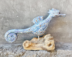 CAVALLUCCIO MARINO IN LEGNO BLALU INTARSIATO E DIPINTO A MANO CON COLORI ASTRATTI CM 26X8 CIRCA SU PIEDISTALLO IN DRIFTWOOD