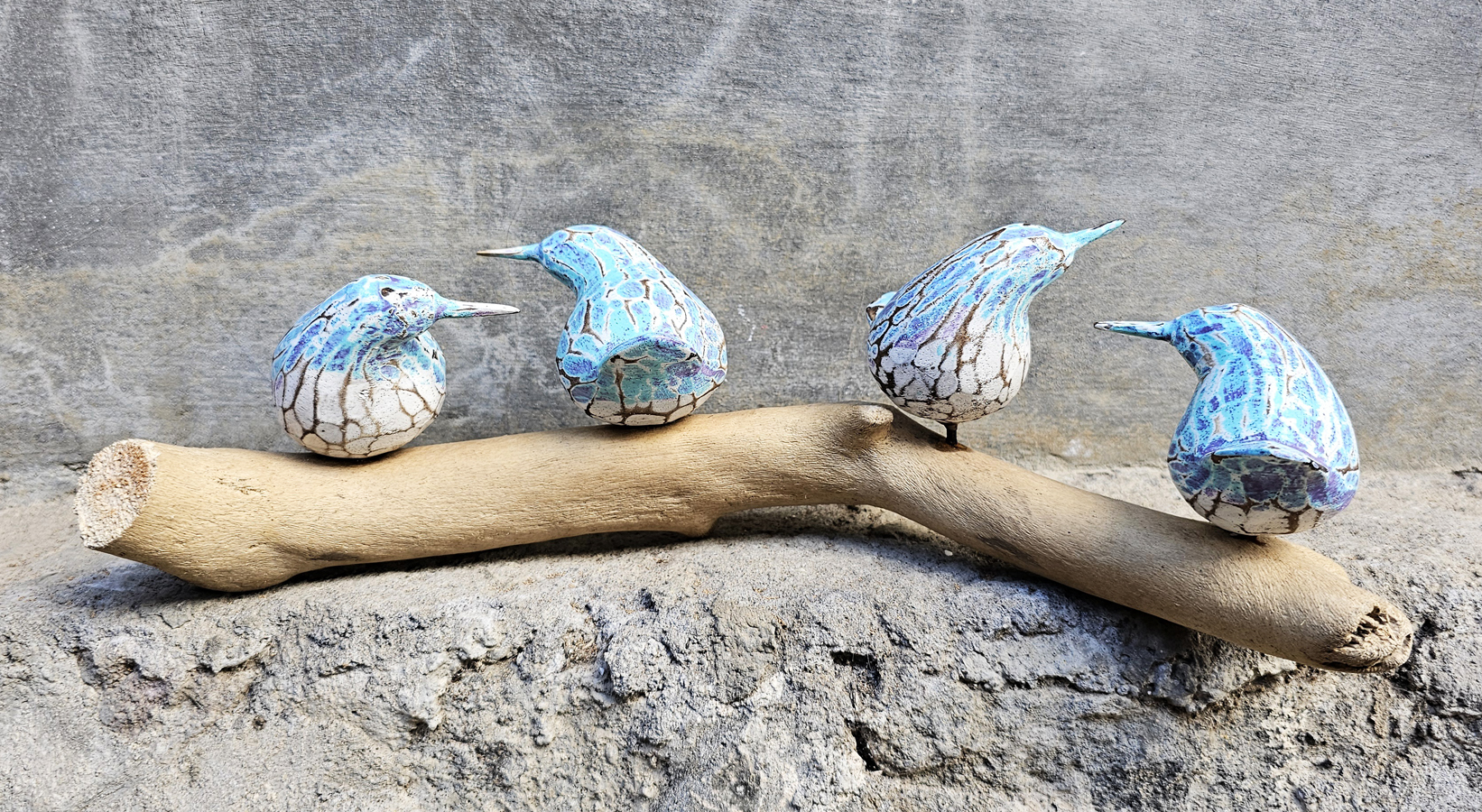 UCCELLI COLORATI ED INTARSIATI A MANO SU RAMO O DRIFTWOOD (FAMIGLIA DI 4 SOGGETTI) - Image 2