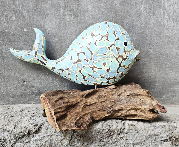 PESCE INTARSIATO E DIPINTO A MANO CON COLORI ASTRATTI SU PIEDISTALLO IN DRIFTWOOD DI CM 21 CIRCA - Image 2