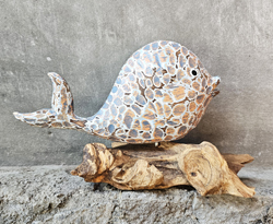 PESCE INTARSIATO E DIPINTO A MANO CON COLORI ASTRATTI SU PIEDISTALLO IN DRIFTWOOD DI CM 21 CIRCA