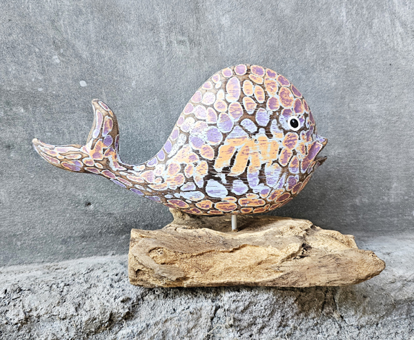 PESCE INTARSIATO E DIPINTO A MANO CON COLORI ASTRATTI SU PIEDISTALLO IN DRIFTWOOD DI CM 19 CIRCA - Image 2