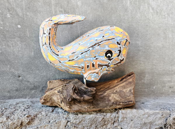 BALENA INTARSIATA E DIPINTA A MANO CON COLORI ASTRATTI SU PIEDISTALLO IN DRIFTWOOD CM 15X10 CIRCA - Image 2