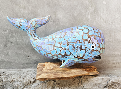 BALENA INTARSIATA E DIPINTA A MANO CON COLORI ASTRATTI SU PIEDISTALLO IN DRIFTWOOD CM 18X11 CIRCA
