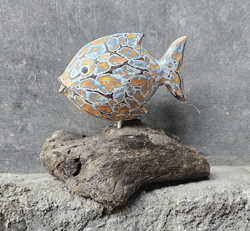 PESCE KEMBUNG INTARSIATO E DIPINTO A MANO SU PIEDISTALLO DRIFTWOOD DI CM 14 CIRCA