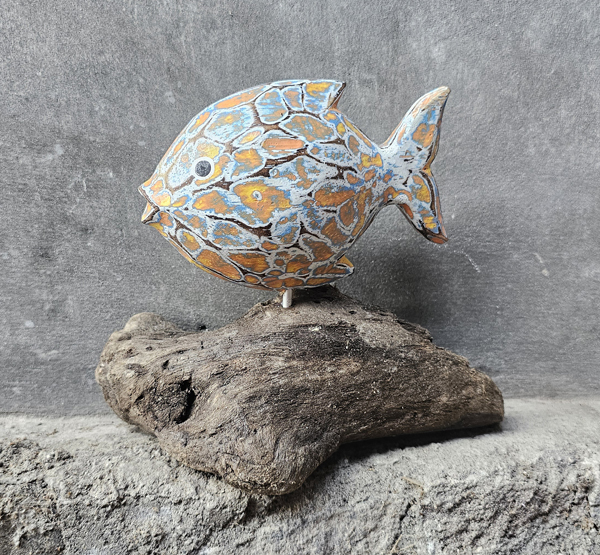 PESCE KEMBUNG INTARSIATO E DIPINTO A MANO SU PIEDISTALLO DRIFTWOOD DI CM 14 CIRCA - Image 2