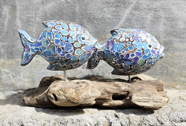 COPPIA DI PESCI KEMBUNG INTARSIATI E DIPINTI A MANO SU PIEDISTALLO DRIFTWOOD DI CM 14 CIRCA - Image 2