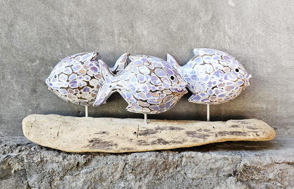 TRE PESCI KEMBUNG INTARSIATI E DIPINTI A MANO SU PIEDISTALLO DRIFTWOOD DI CM 14 CIRCA - Image 2