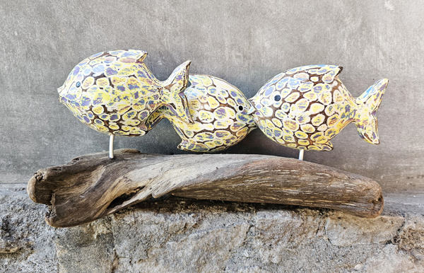 TRE PESCI KEMBUNG INTARSIATI E DIPINTI A MANO SU PIEDISTALLO DRIFTWOOD DI CM 14 CIRCA - Image 3