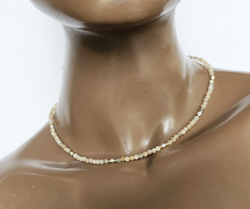 COLLANA CORTA CON PIETRE  DURE SFACCETTATE 3/4 MM, PERLE DI FIUME E PERLINE GIAPPONESI 12/0 GOLD PLATED, CHIUSURA A CATENELLA CON MOSCHETTONE