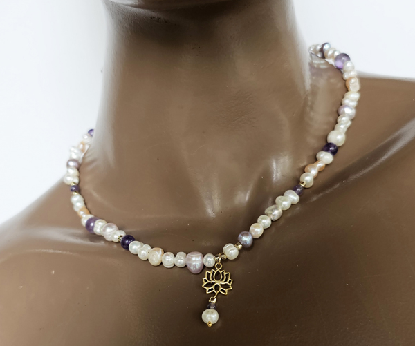 COLLANA CORTA CON PIETRE DURE E PERLE DI FIUME MIX SHAPS E AND SIZES, PERLINE GIAPPONESI GOLD PLATED CON PENDENTE FIORE DI LORO, CHIUSURA A CATENELLA CON MOSCHETTONE - Image 2