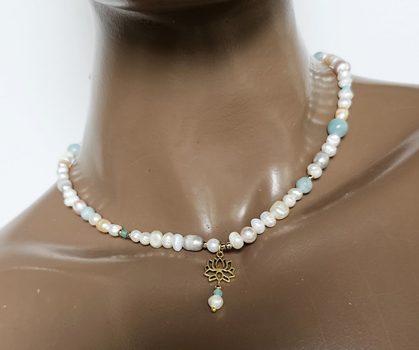 COLLANA CORTA CON PIETRE DURE E PERLE DI FIUME MIX SHAPS E AND SIZES, PERLINE GIAPPONESI GOLD PLATED CON PENDENTE FIORE DI LORO, CHIUSURA A CATENELLA CON MOSCHETTONE - Image 3