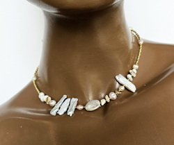 COLLANA CORTA CON MIX DI PIETRE DURE E PERLE DI FIUME, MIX SHAPE, PERLINE GIAPPONESI  12/0 GOLD PLATED CHIUSURA A CATENELLA CON MOSCHETTONE