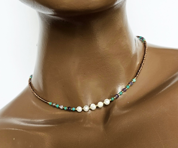 COLLANA COLLEZIONE ADIDAS CON PERLINE GIAPPONESI 12/O E GOLD PLATED, PERLE DI FIUME E PIETRE DURE AMETISTA E ONICE VERDE, CHIUSURA A CATENELLA REGOLABILE - Image 2