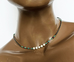 COLLANA COLLEZIONE ADIDAS CON PERLINE GIAPPONESI 12/O E GOLD PLATED, PERLE DI FIUME E PIETRE DURE AMETISTA E ONICE VERDE, CHIUSURA A CATENELLA REGOLABILE