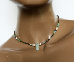 COLLANA COLLEZIONE ADIDAS CON PERLINE GIAPPONESI 12/O E GOLD PLATED, PERLE DI FIUME E PIETRE DURE AMETISTA E ONICE VERDE, CHIUSURA A CATENELLA REGOLABILE