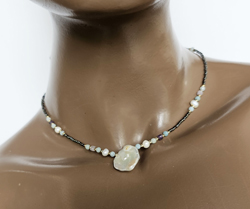 COLLANA COLLEZIONE ADIDAS CON PERLINE GIAPPONESI 12/O E GOLD PLATED, PERLE DI FIUME, PIETRE DURE AMETISTA E AMAZZONITE E PERLA PIATTA BAROK, CHIUSURA A CATENELLA REGOLABILE