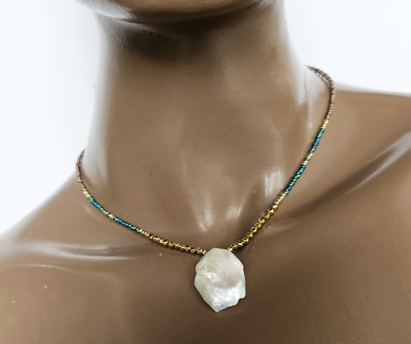 COLLANA COLLEZIONE ADIDAS CON PERLINE GIAPPONESI 12/O E GOLD PLATED, PERLE DI FIUME, PIETRE DURE EMATITE COLORATA E PERLA PIATTA BAROK, CHIUSURA A CATENELLA REGOLABILE - Image 3