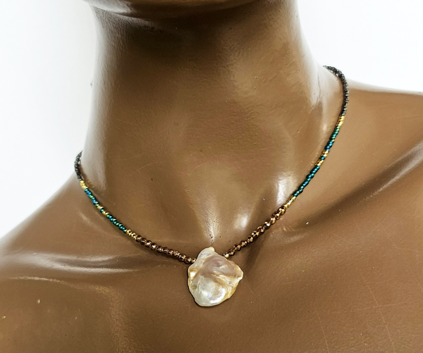 COLLANA COLLEZIONE ADIDAS CON PERLINE GIAPPONESI 12/O E GOLD PLATED, PERLE DI FIUME, PIETRE DURE EMATITE COLORATA E PERLA PIATTA BAROK, CHIUSURA A CATENELLA REGOLABILE - Image 4