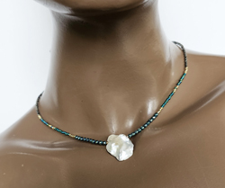 COLLANA COLLEZIONE ADIDAS CON PERLINE GIAPPONESI 12/O E GOLD PLATED, PERLE DI FIUME, PIETRE DURE EMATITE COLORATA E PERLA PIATTA BAROK, CHIUSURA A CATENELLA REGOLABILE